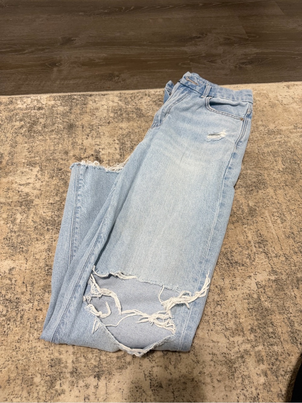 American Eagle Outfitters Light Blue Distressed mom Jeans